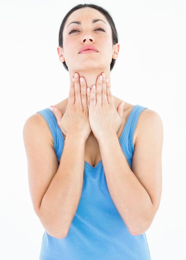 Face yoga ilə məşğul olduqda ilk məşqdən sonra belə bir çox qadın çənə-burun-dodaq xəttində yüngüllük, alın və göz ətrafında rahatlama, səhər şişkinliyinin tez çəkilməsi kimi hisslərdən danışır. Təxminən 3–4 dərsdə qan dövranı və limfa axınının aktivləşməsi sayəsində dəri tonusu daha “oyanmış” görünür.