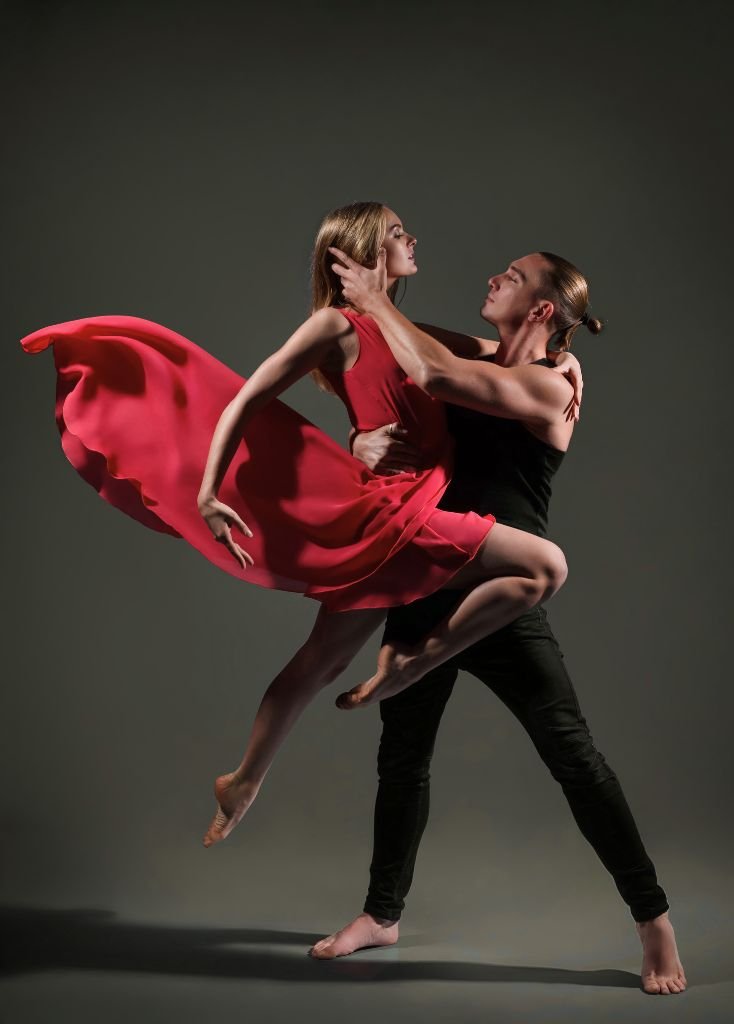 Samba rəqsi – enerji, ritm və həyat sevincinin hərəkətə çevrilmiş formasıdır. Bu rəqs bədəni oyadır, zehni canlandırır və insanı olduğu anda yaşamağa dəvət edir.