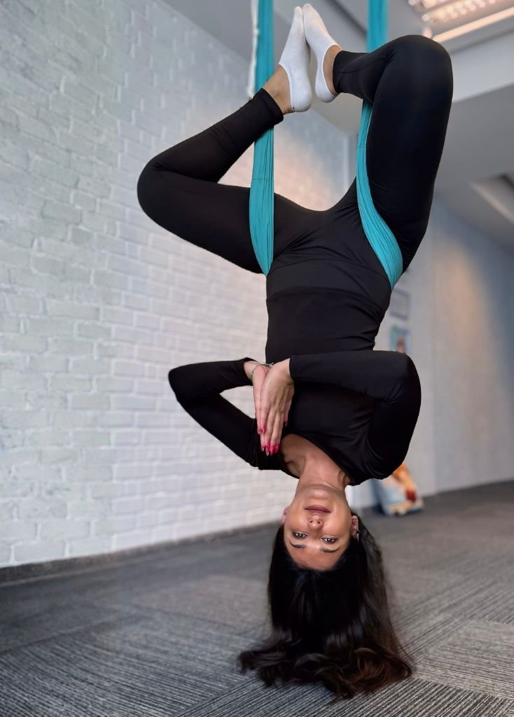 Swing yoga — tavandan asılan xüsusi “swing” (hamakın daha dinamik, elastik və tutacaqlı versiyası) vasitəsilə yer və hava arasında axıcı hərəkət etdiyin müasir yoqa təcrübəsidir