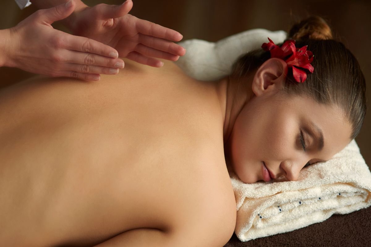 Tay masajı qədim Tayland ənənələrinə əsaslanan və “passiv yoqa” kimi tanınan xüsusi bir masaj növüdür.